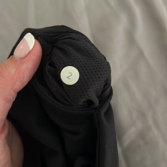 Lululemon black leggings 7/8 with lace inserts sz 2 - Picture 5 of 5